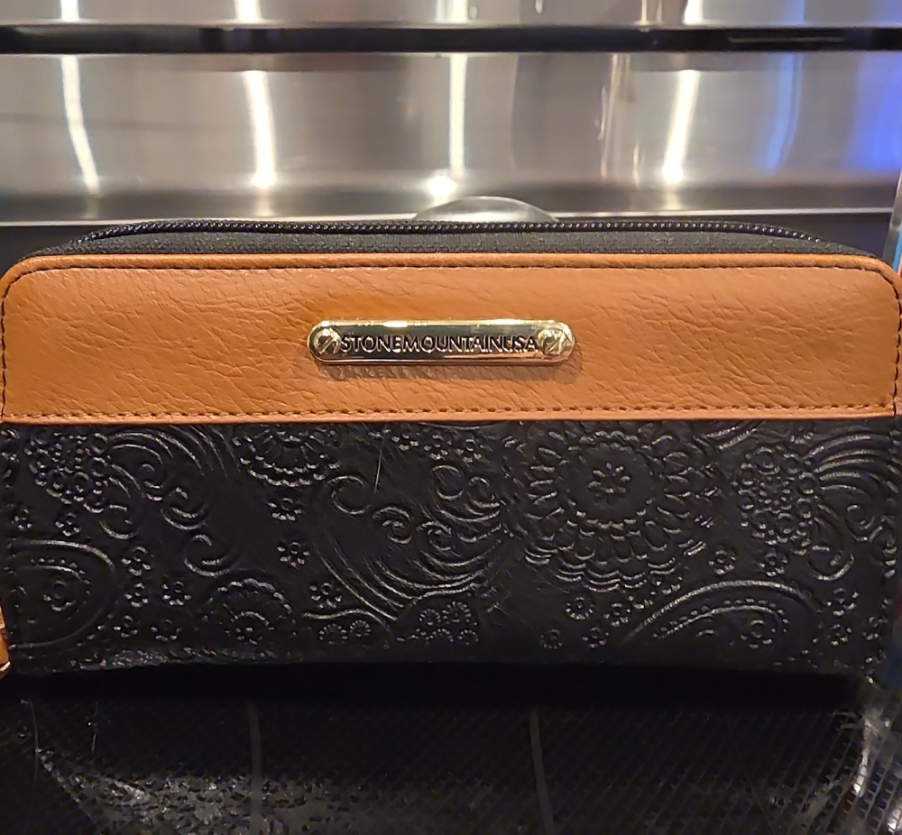 Stone Mountain Embossed Leather Wallet in Black & Tan. Pasley!!!